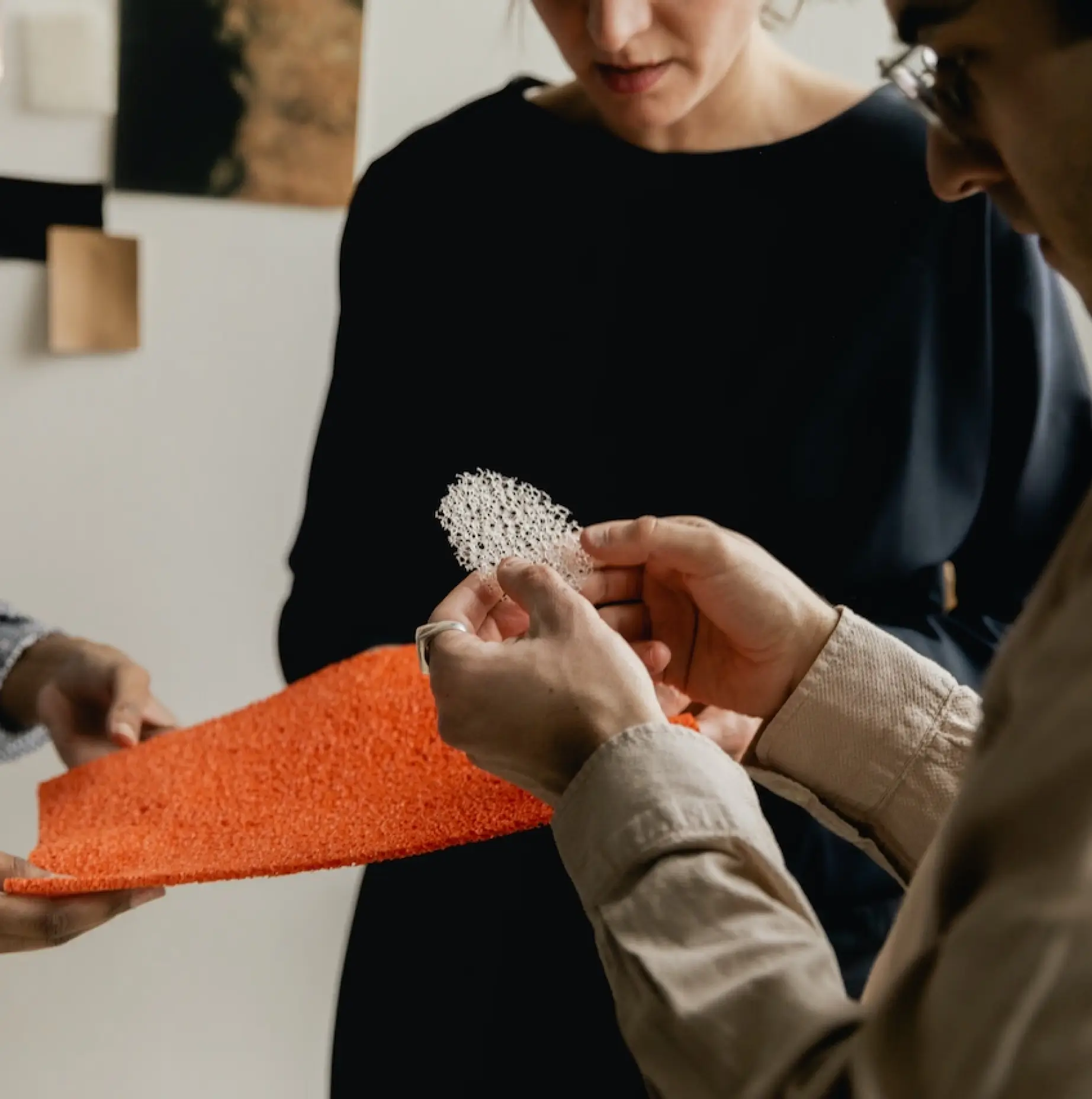 Materiaal en merkkeuzes worden samen beoordeeld in de studio