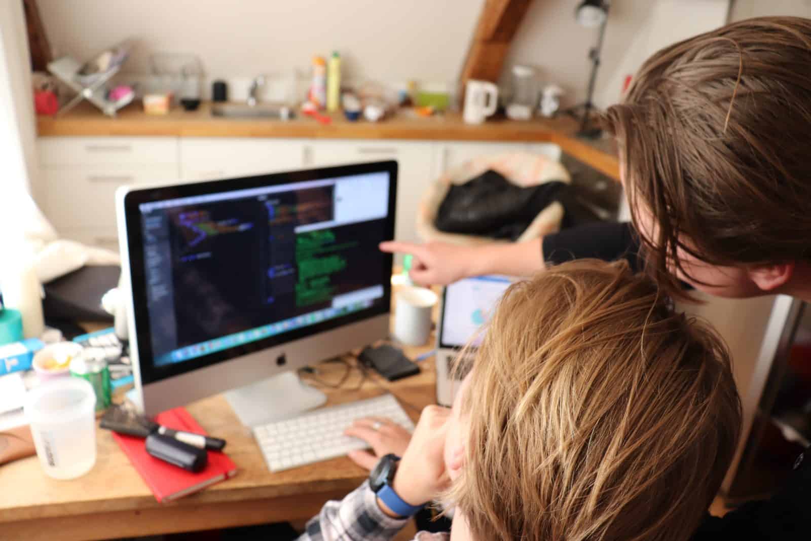 Samen achter één scherm aan het werk